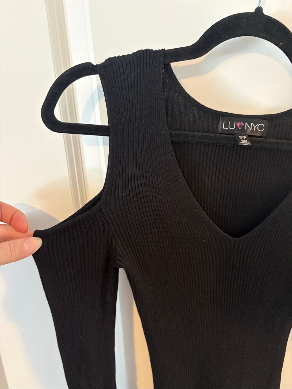 LU*NYC Black Ribbed Cold-Shoulder V-Neck Long Sleeve knit Dress flare sleeve - Picture 3 of 6